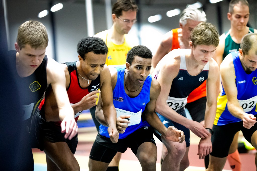 Haben Kidane (blått linne) och Martin Regborn (som startar pulsklockan) i startögonblicket på 1 000-metersloppet i Tybblelundshallen. Foto: Lennart Lundkvist