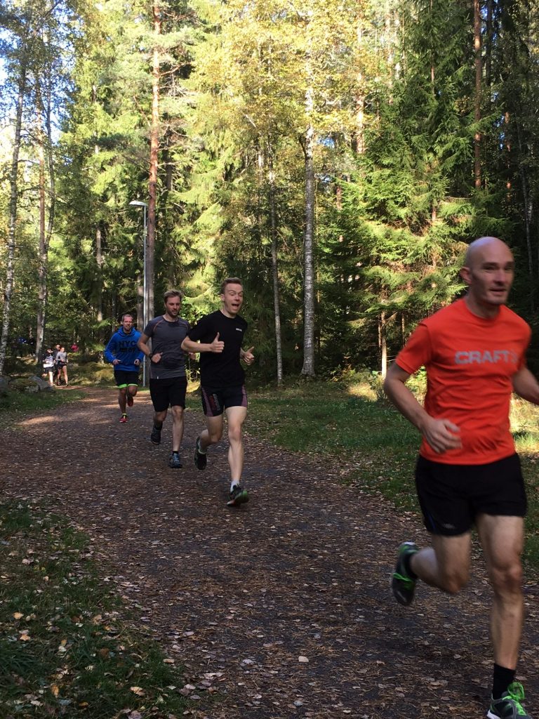 En bild efter ett par hundra meter. Han i orange blev tvåa till slut, han i blått drog på fart och gick om alla till solklar seger strax efter att den här bilden togs. Foto: Maria Åström
