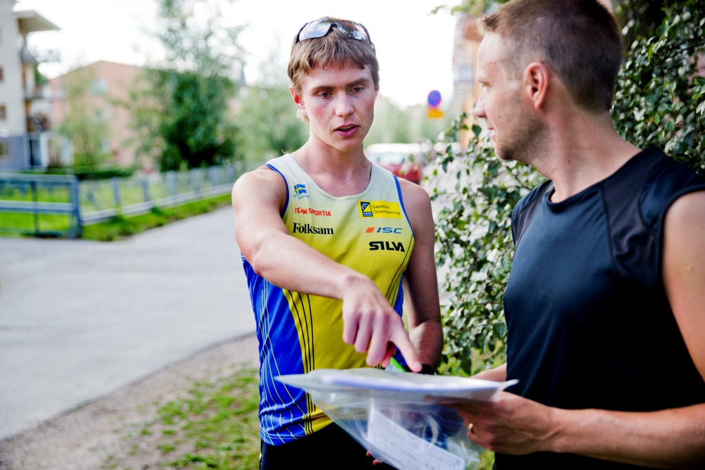 Martin Regborn och landslagets sprinttränare Kalle Dalin (själv EM-guldmedaljör i långdistans 2004) informerar löparna inför sprintträningen på Norr.  Foto: Veronika Ljung-Nielsen