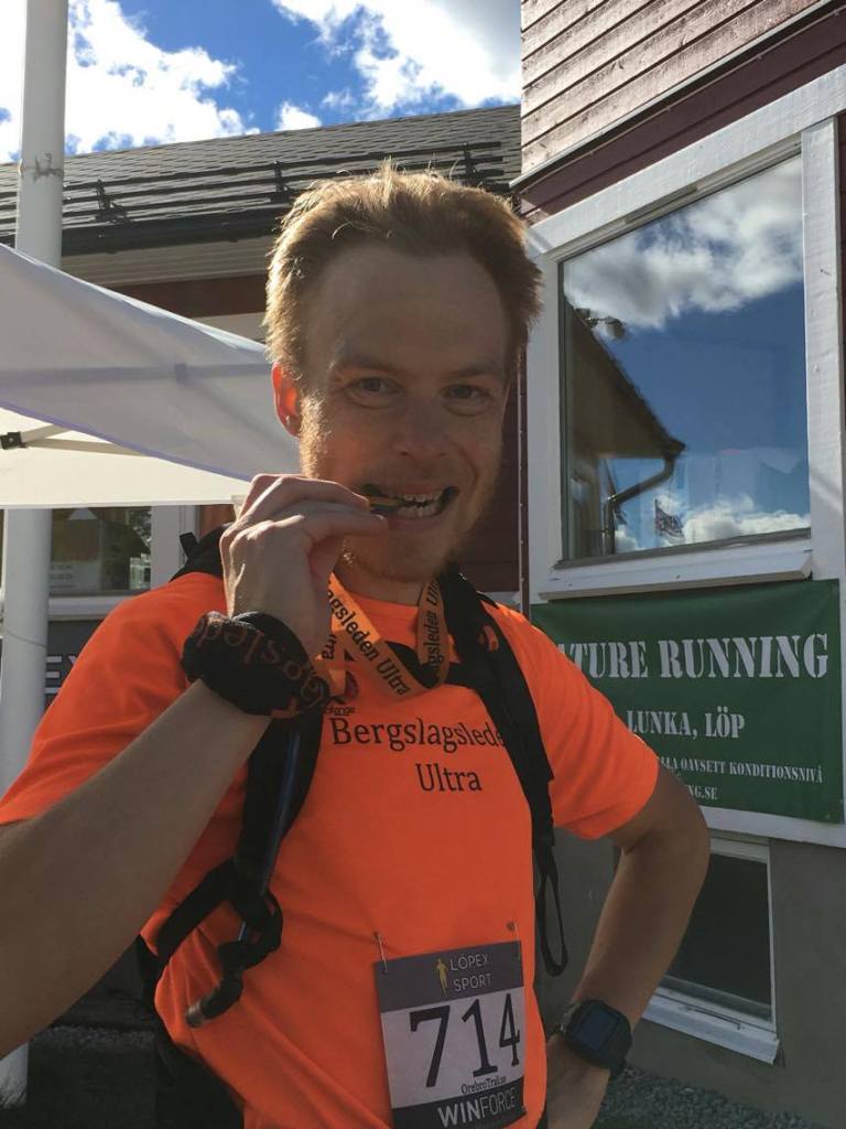 Medaljen. För första gången delade Bergslagsleden ultra ut medaljer. Den tar en hedersplats i min samling, tillsammans med de från skyrunning-VM och Tromsö skyrace. Foto: Jonas Brännmyr