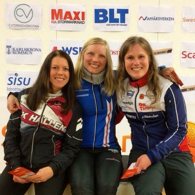 Pallen. Johanna Engström (tvåa), Anna Bachman (segrare) och Lilian Forsgren (trea) tog damernas medaljer i natt-SM. Foto: Privat