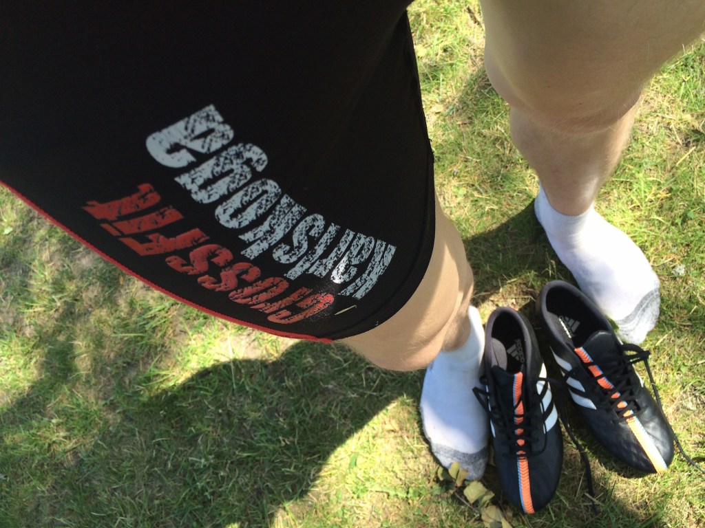 Bloggarens ben och F1-svenskens nyköpta och därefter utlånade fotbollspjux.  Foto: Jonas Brännmyr