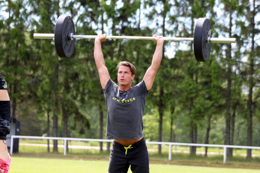 Alex Elgh på väg mot seger i Kolbäck.  Foto: Maria Åström