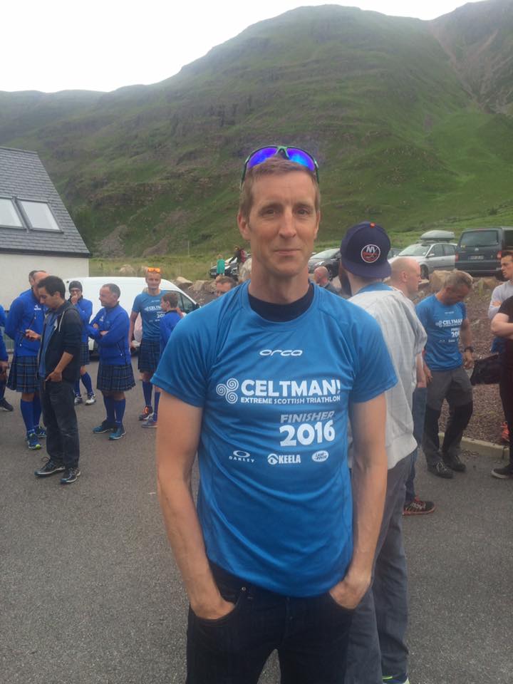 Anders Ekholm med den blå tröjan som visar att han klarat sig i mål i Celtman.  Foto: Privat