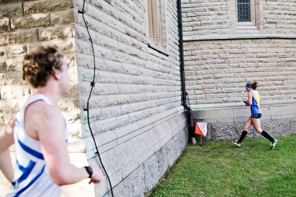 Fredrik Regborn startade minuten bakom Karolin Ohlsson men var nästan ikapp i kontrollen vid Olaus Petri kyrka. Till målet drygade dock Ohlsson ut igen, och det är lite oklart vem som egentligen var snabbast.  Foto: Veronika Ljung-Nielsen