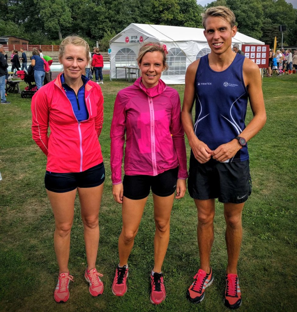 Segrare är vi allihop. Annika Larsson, Kajsa Rosdal och Linus Rosdal efter Lassemajaloppet. Foto: Per Sjögren