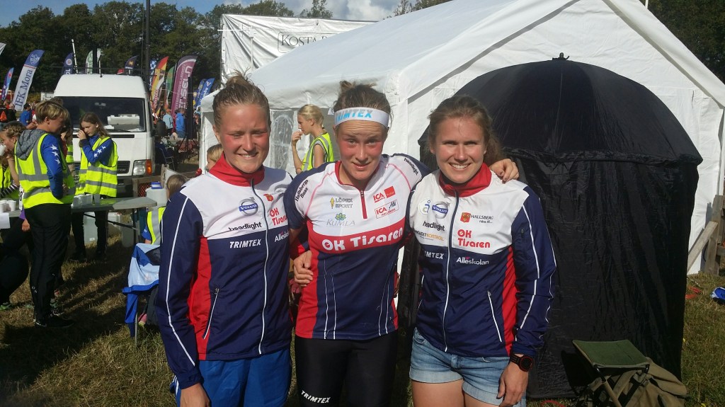 Ellinor Tjernlund, Josefin Tjernlund och Lilian Forsgren efter fjärdeplatsen i SM-stafetten.  Foto: Torbjörn Andrén