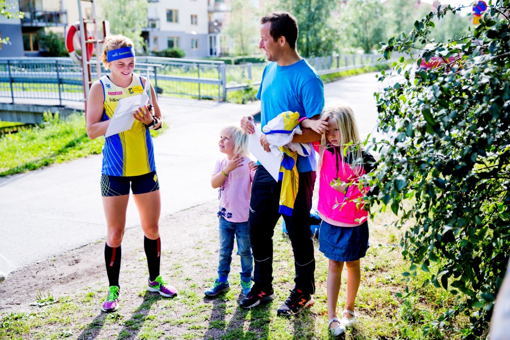 Förbundskapten Håkan Carlsson, med barnen Ture och Alma, visar Karolin Ohlsson den ambitiösa bulletinen inför onsdagens sprint i Kumla.
