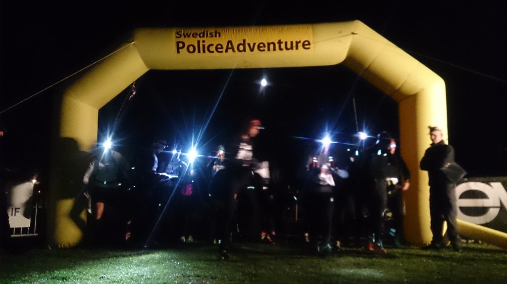 Starten går. Polis-SM i multisport drog igång 23.59 på torsdagskvällen. Foto: Erik Hiding