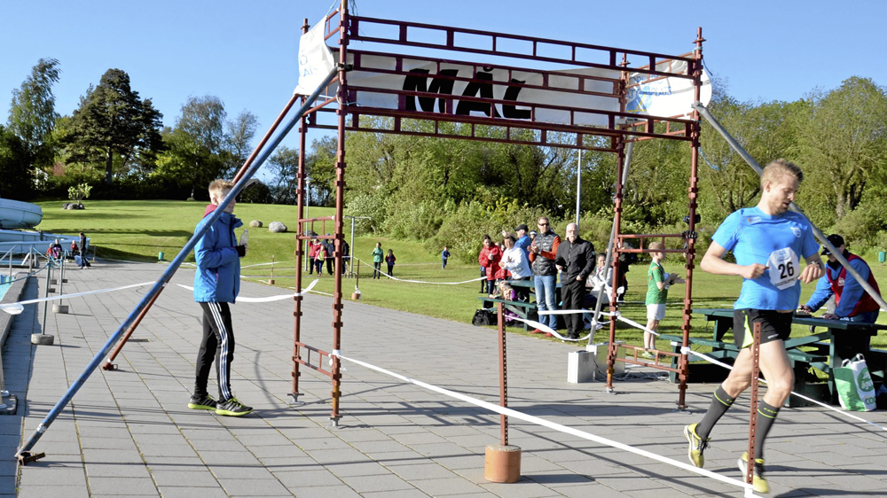 Örebro AIK:s Jonas Olofsson korsar mållinjen som segrare i Fjugestaloppet.  Foto: Peter Eriksson