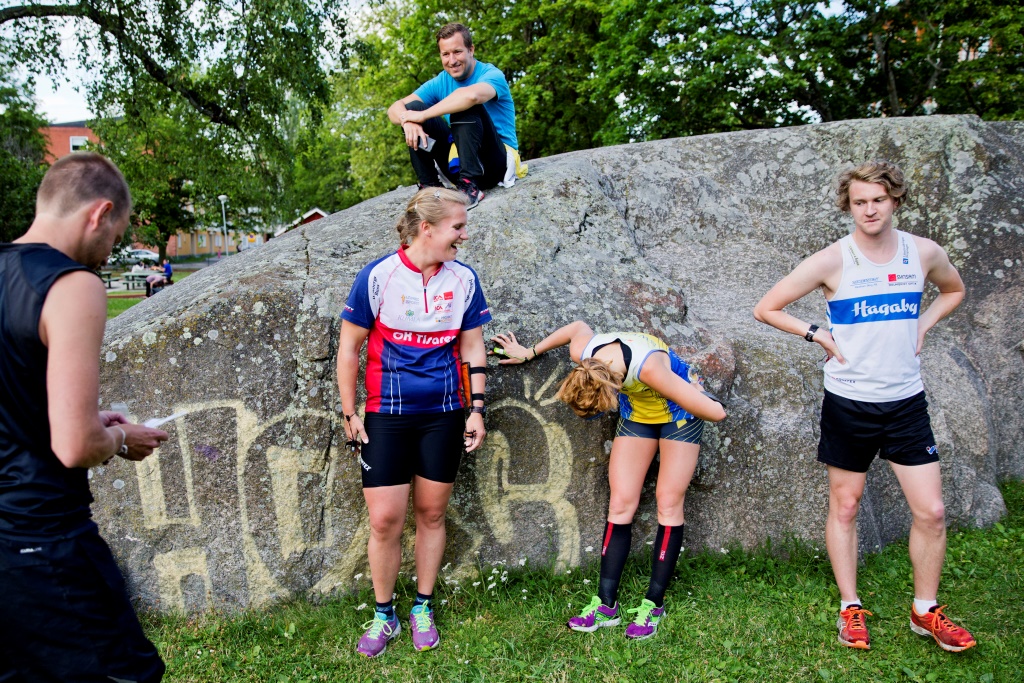 Martin Regborns lillebror Fredrik Regborn utmanade landslagstjejerna och knäckte faktiskt Karolin Ohlsson på den minnesbaserade uppvärmningsövningen i Ulla Billquist-parken. Men Lilian var vassast av alla.  Foto: Veronika Ljung-Nielsen