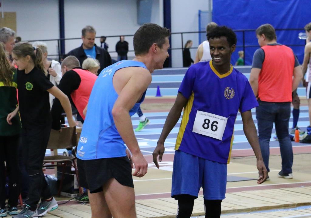 Efteråt var det glada miner mellan Ludvig Börjesson och Heshlu Andemariam.  Foto: Jonas Brännmyr