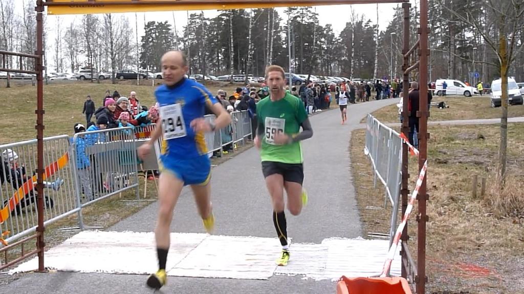 Sören Forsberg i mål halvsekunden före Yannick Trégaro i Startmilen. Faksimil: Målkamerafilm