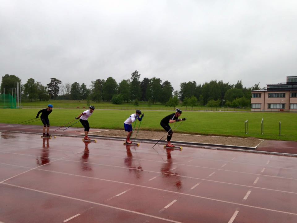 Högmod går före fall. Mats Carlberg (i täten) drog i 600 meter innan Bob Impola (tvåa, i vit tröja) tog över och varvade hela fältet när fjärde deltävlingen i Moto eagle tour avgjordes.  Foto: Privat