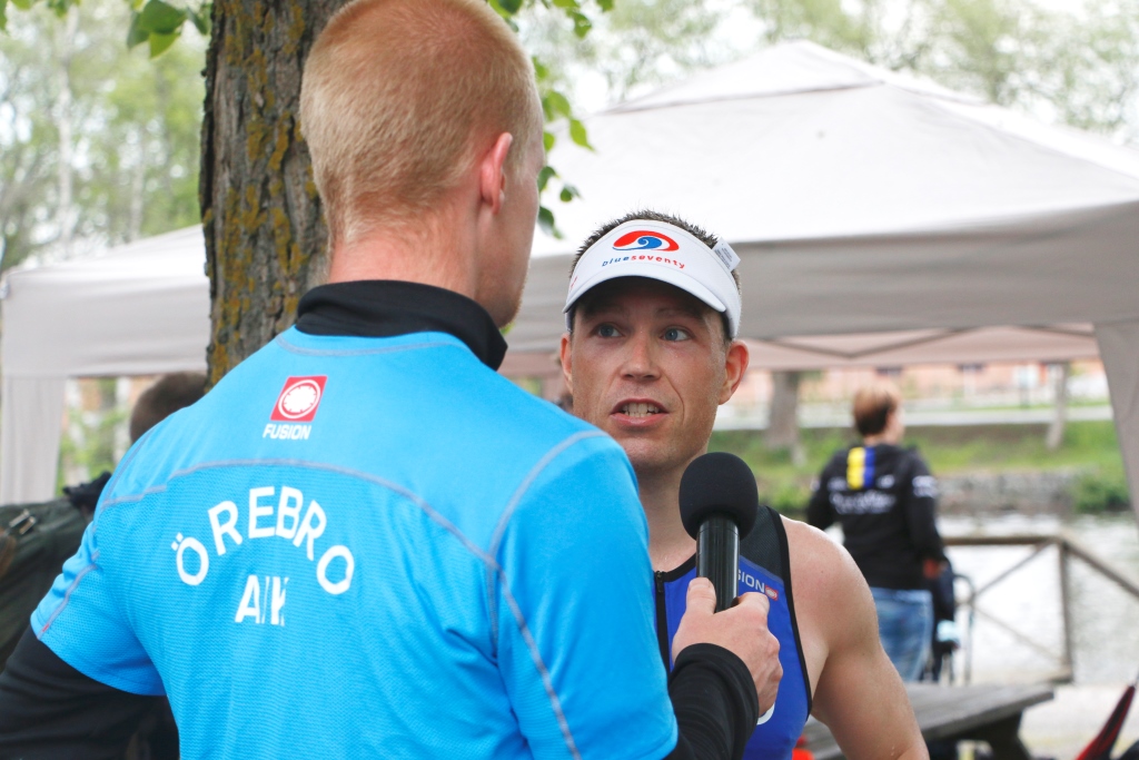 Pallsnack. Morgan Pätsi intervjuas efter att ha tagit sig i mål som trea.  Foto: Eric Fiedler