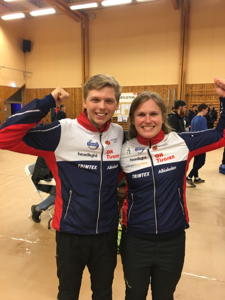 Tisarmedaljörer. Filip Jacobsson tog silver i H20, hans första SM-lopp som äldre junior, och Lilian Forsgren tog SM-brons, hennes första SM-medalj på seniornivå. Foto: Tomas Hallmén