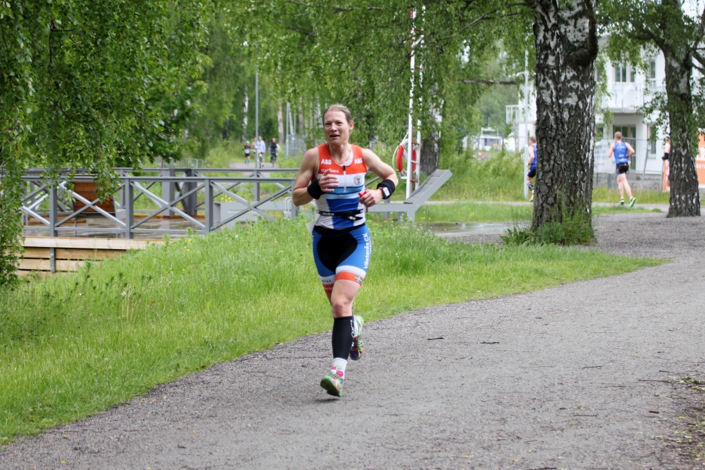 Urstark avslutare. Västerås Gunilla Cedergren avslutade med en urstark halvmara på 1.34.30, bäst av alla damer och i sin åldersklass med bara tre gubbar framför sig. Sprang om Bibben och Lotta och blev tvåa.  Foto: Maria Åström