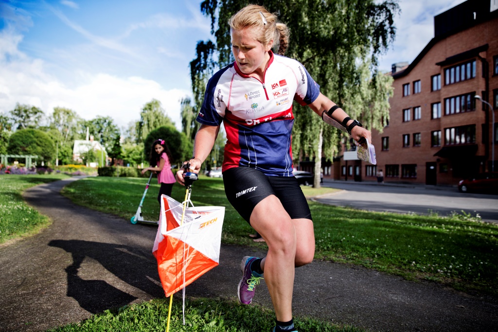 Lilian Forsgren målstämplar i parken bakom Olaus Petri kyrka.