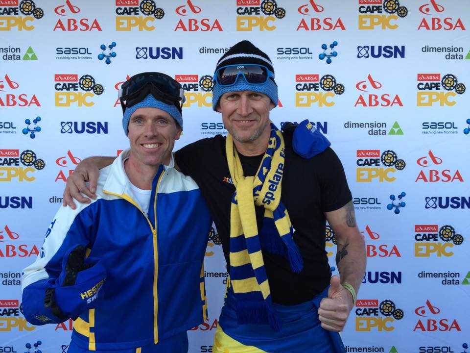 Daniel Tegin och X på ett "all around-party" dagen före start, där paret vann best in show-priset för sin skiddress. Foto: Privat