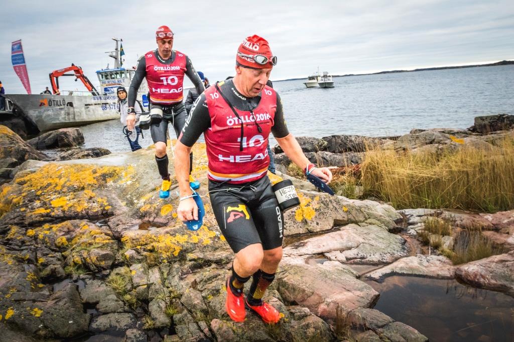 Mårten Vidlund (längst fram) och Petter Askergren på väg upp ur vattnet och i jakt på att samla in pengar till Heja Stina. Foto: Nadja Odenhag/Ötillö