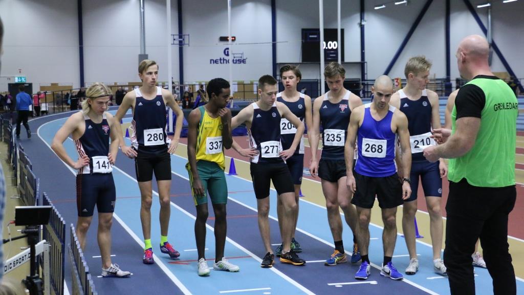 Uppställning inför starten i herrloppet.  Foto: Jonas Brännmyr