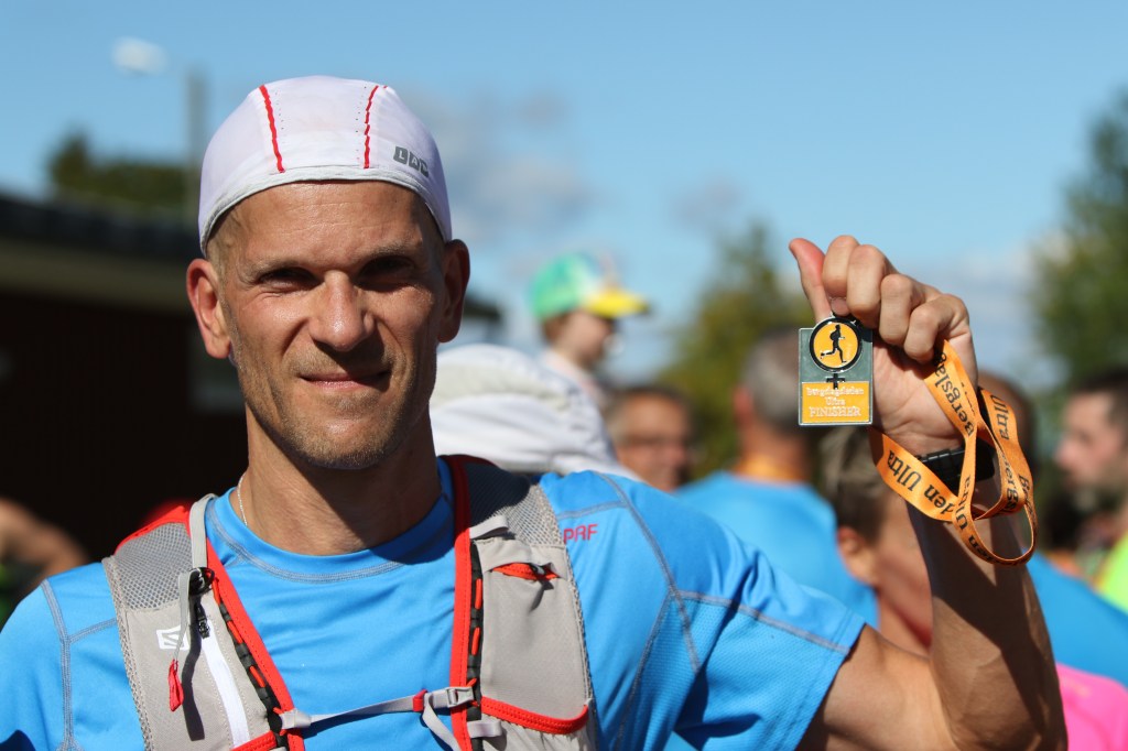 Erik Anfält med medaljen efter andra raka segern i Bergslagsleden ultra.  Foto: Anders Eriksson