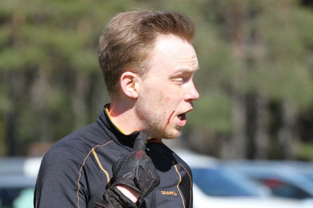 Konditionsbloggaren behöver sjukvård efter målgång.  Foto: Maria Åström