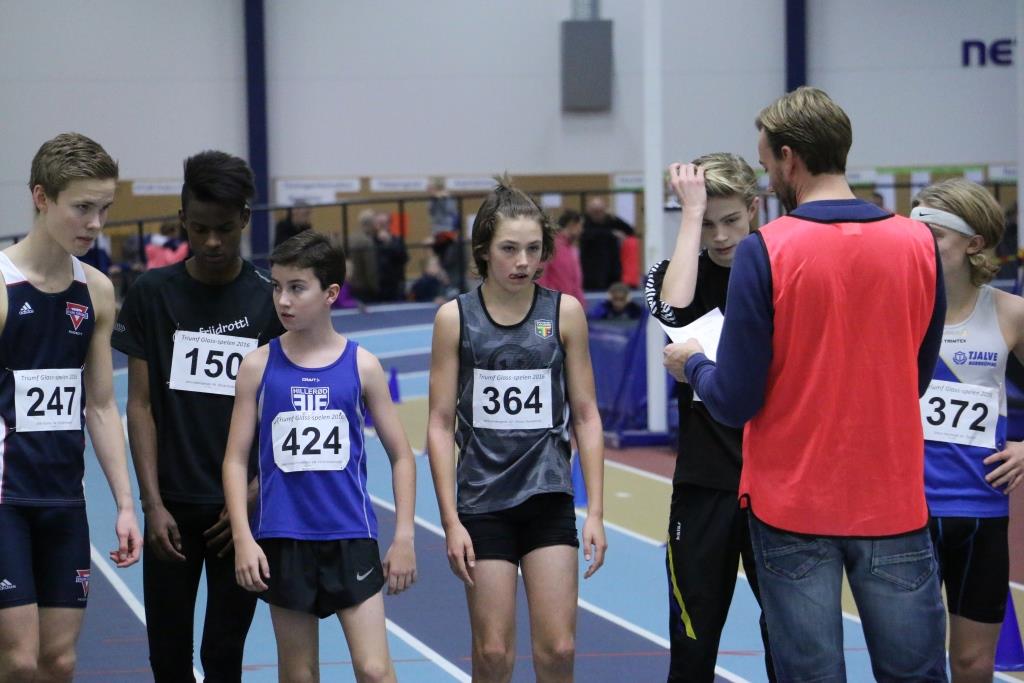 KFUM Örebros Olle Tyrsmo, Amin Abdirahman, Hilleröds Axel Vang Christensen (som slog danska P13-rekord på 1 000 meter med tiden 3.05,99) och Thorens Wilhelm Bergentz.  Foto: Jonas Brännmyr