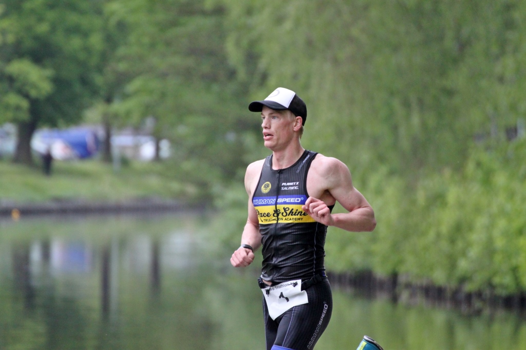 Ensam i topp. När Fredrik Carlén inte kom till start kunde ingen störa Karl-Johan Danielsson - trots att han simmade, cyklade och sprang fel ...  Foto: Maria Åström