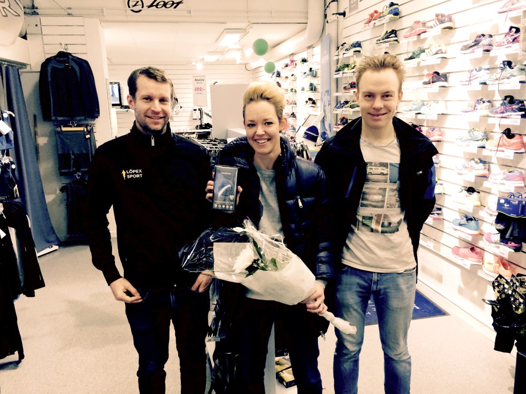 Josefin Gerdevåg, flankerad av Löpex Sports butikschef Daniel Gustafsson och NA:s konditionsbloggare Jonas Brännmyr, visar upp den pulsklocka hon fått i pris, en Garmin FR 630 värd 4 500 kronor.