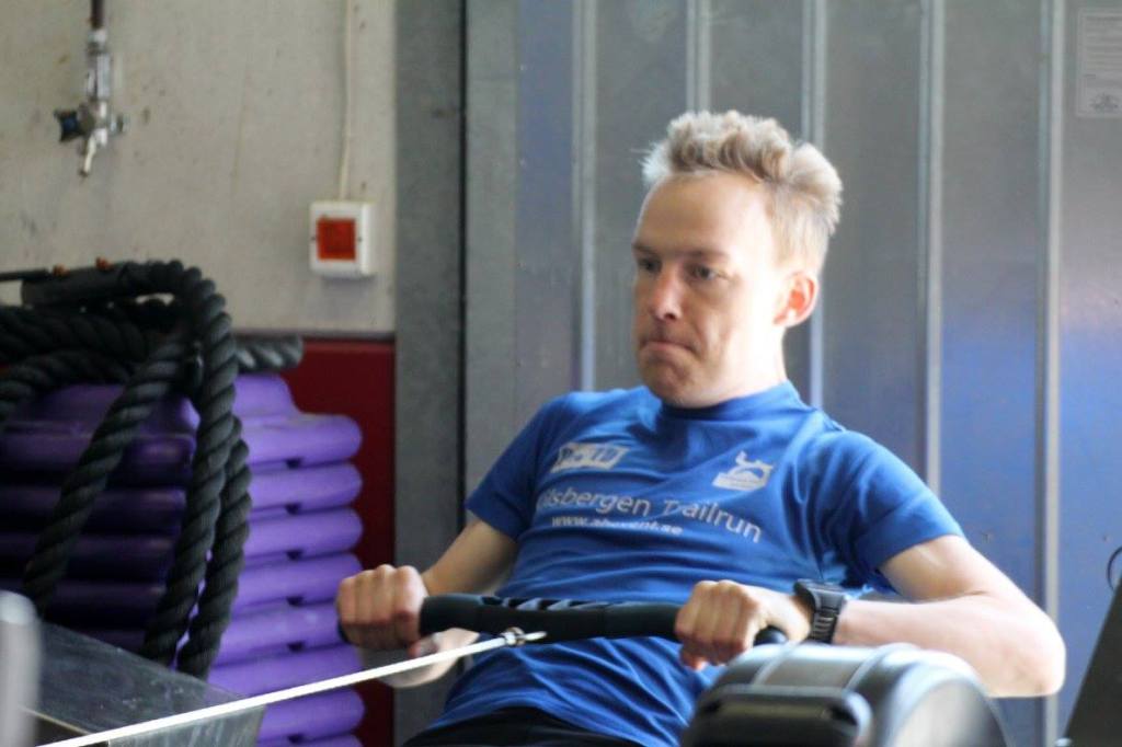 Konditionsbloggaren på djupt vatten i rehabredskapet nummer ett: Roddmaskinshelvetet. Foto: Maria Åström