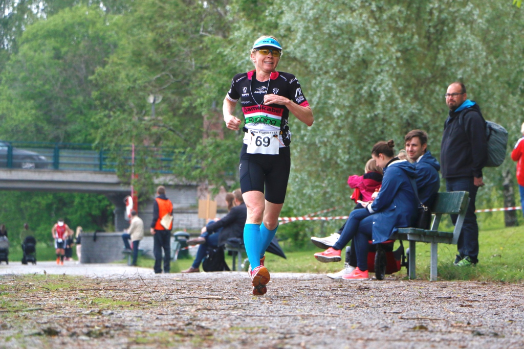 På väg mot tredjeplatsen. Lotta Nilsson var urstark under löpningen, trots att hon före triathlonet talade om att hon fortfarande kände av söndagens Utö swimrun i benen.  Foto: Eric Fiedler