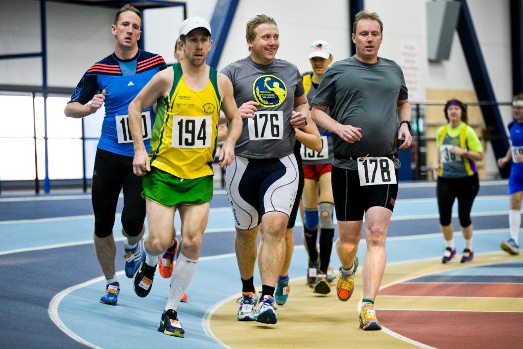 Runt, runt gick det vid Decembermarathon 2016. Tomas Fridh (nummer 194) vann.  Foto: Lennart Lundkvist