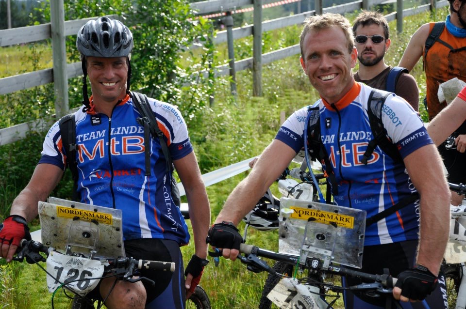 Daniel Tegin (till höger) med förre NA-sportjournalisten Anders Sjöberg under AIM challenge i Sälen (en kontrollplockningstävling medelst mounatinbike, typ).  Foto: Privat