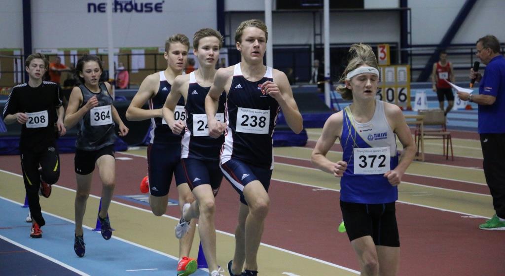 Tjalves Simon Hjortmark i tät efter två varv i P17-killarnas 1 000-meterslopp, närmast före KFUM-trion Melker Forsberg (debut i nya klubben), Olle Tyrsmo och Jack Tranderyd, Thorens Wilhelm Bergentz och KFUM Örebros Johan Alpberg.  Foto: Jonas Brännmyr