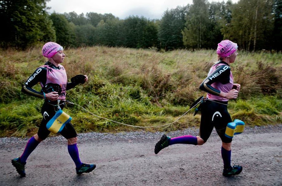 Ett repförbinder Lotta och Bibben under swimruntävlingarna. I vattnet drar Lotta fram Bibben, på land är det Bibben som får löpa först och överföra energi till sin mamma.  Foto: Veronika Ljung-Nielsen