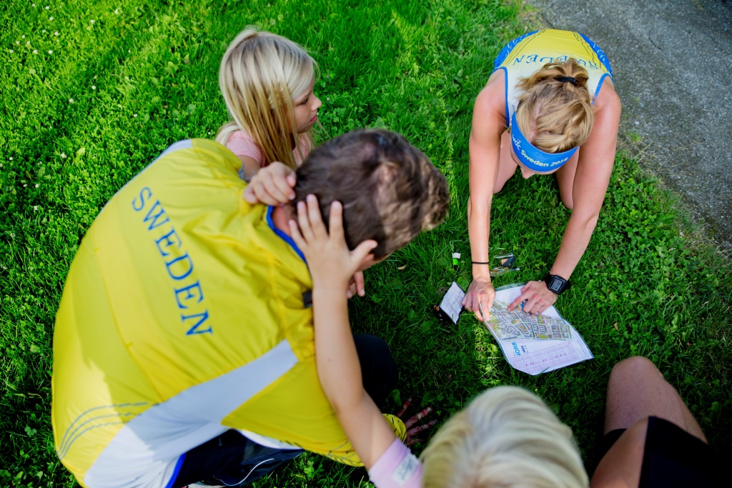 Karolin Ohlsosn förklarar vägvalen för förbundskapten Håkan Carlsson (och hans båda barn Alma och Ture).  Foto: Veronika Ljung-Nielsen