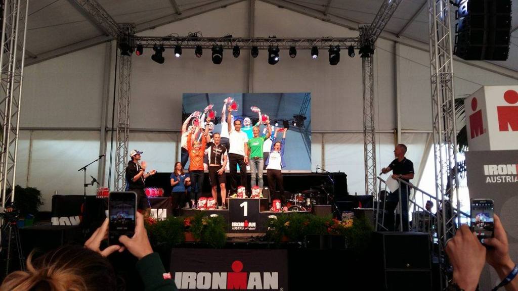 Lotta Nilsson på prispallen (till vänster). Foto: Privat.