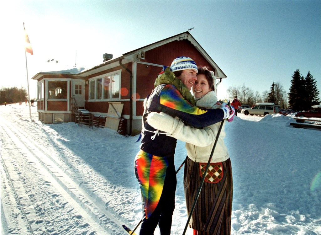 Magnus Hedlund vann Wadköpingsloppet i 21 minusgrader (!) 2001. Louise Axelsson var kranskulla. Foto: Petter Koubek