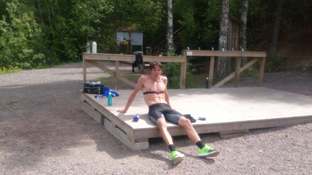 Per Sjögren pustar ut efter tio varv i trappan på Kvarntorpshögen. "Jag är ju ingen crossfitare som brukar köra i bar överkropp, men det blev varmt i solen och var helt vindsstilla i trappan, så när de andra drog av sig tröjan gjorde jag det också", säger han och skrattar.  Foto: Privat
