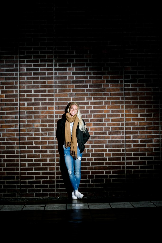 Emilia Fahlin mot väggen. Typ.  Foto: Lennart Lundkvist