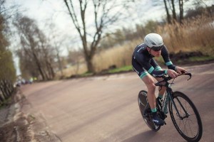 Adam Axelsson under lördagens tempolopp, där han tog en urstark tredjeplats.  Foto: Valentin Baat Forssell