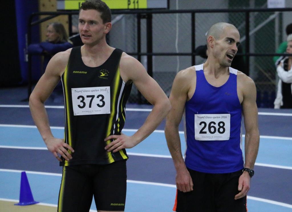 Fransmannen Thomas Chaillou direkt efter debuten för KFUM Örebro (till vänster Tranås Arvid Berglund).  Jonas Brännmyr