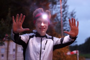 Varv 13 avklarat och klockan närmar sig 23 (tio fingrar för tio plus tre, men de tre andra kom inte med på bild ...). Notera schyssta pannlampefrisyren!  Foto: Maria Åström