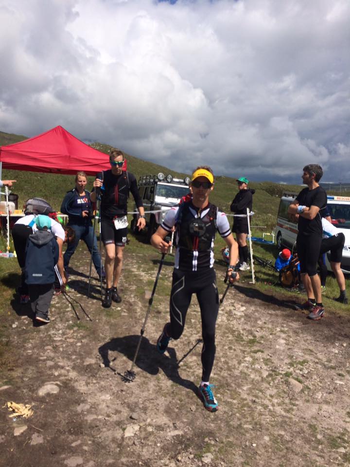 Hjälplöparen Mikael Spiris framför Anders Ekholm ut från kontrollen efter 18 kilometer av löpningen.  Foto: Privat