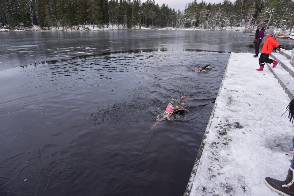Simmarna, här Lotta Nilsson, var tvungen att hålla sig i rännan som huggits upp mellan iskanten och bryggan.  Foto: Lars Ersäng