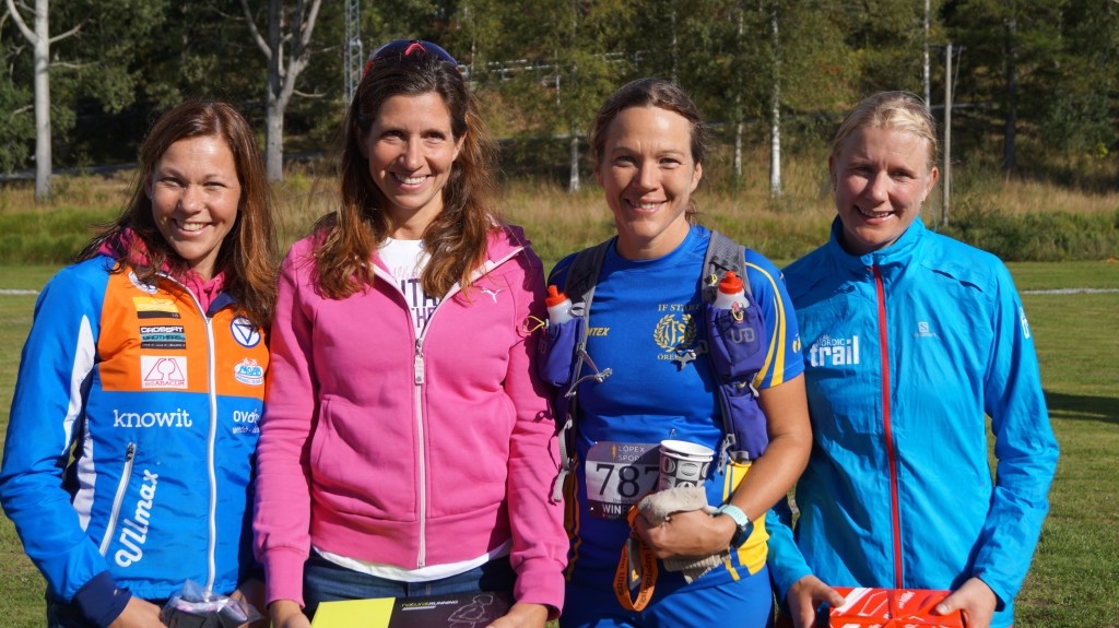 Tvåan Anette Carlsson, segraren Sandra Lundqvist, trea Maria Eriksson och fyra Anette Jonsson efter målgång i Bergslagsleden ultra.  Foto: Anders Eriksson