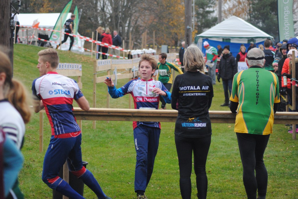 Valter Pettersson växlar till Oskar Andrén. Foto: Torbjörn Andrén