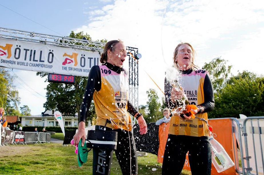 Annika Ericsson fick äntligen vinna Ö till ö, trots att hon tvingades byta ut lagkompisen Maria Edstedt veckan före Ö till ö. Maya Tesch visade sig vara en hyfsad standin ...  Foto: Veronika Ljung-Nielsen