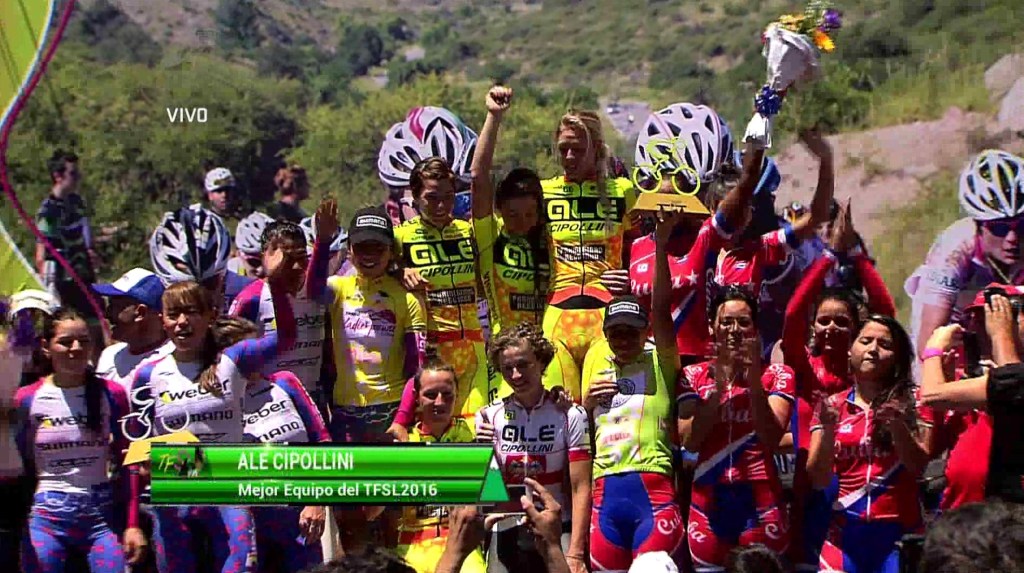 Emilia Fahlin högst upp på prispallen i Tour de San Luis. Faksimil: Argentinsk webb-tv